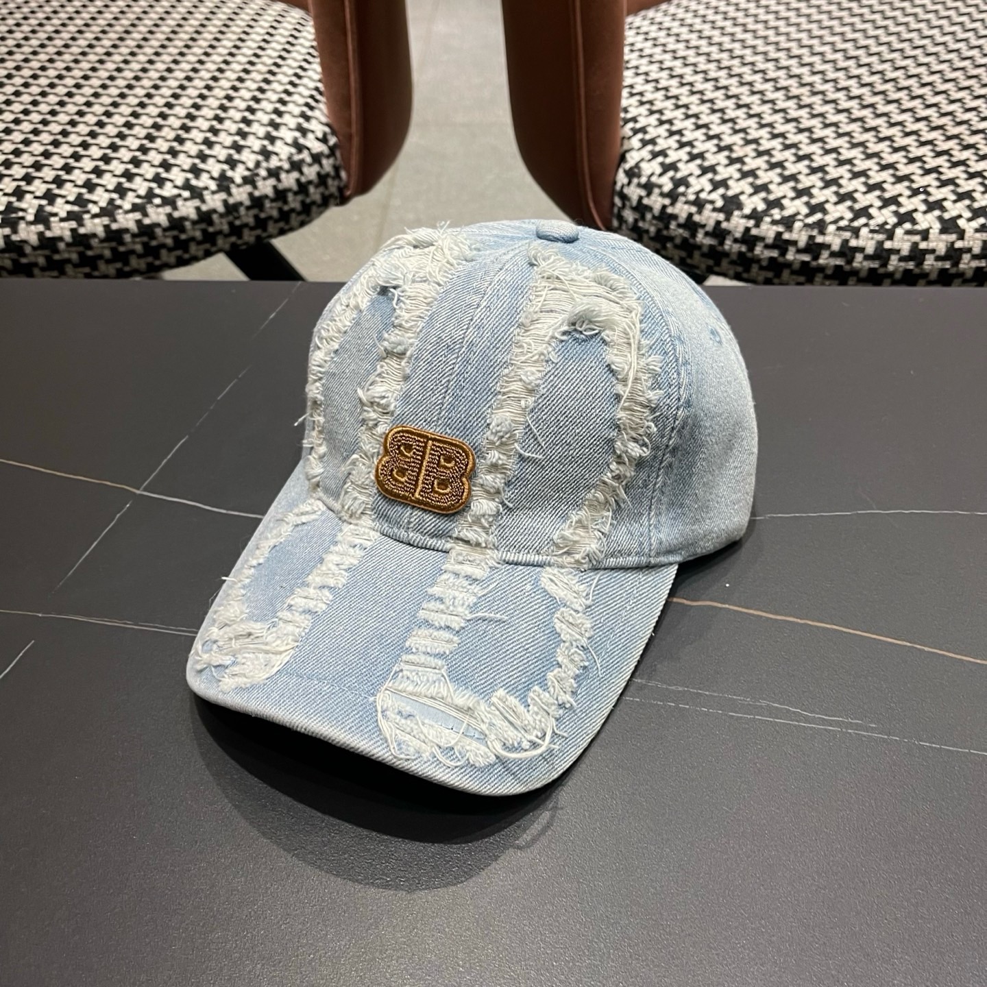 BALENCIAGA巴黎世家新款洗水牛仔棒球帽，很酷的色系，男女佩戴都有不同style，巴黎粉必入款！