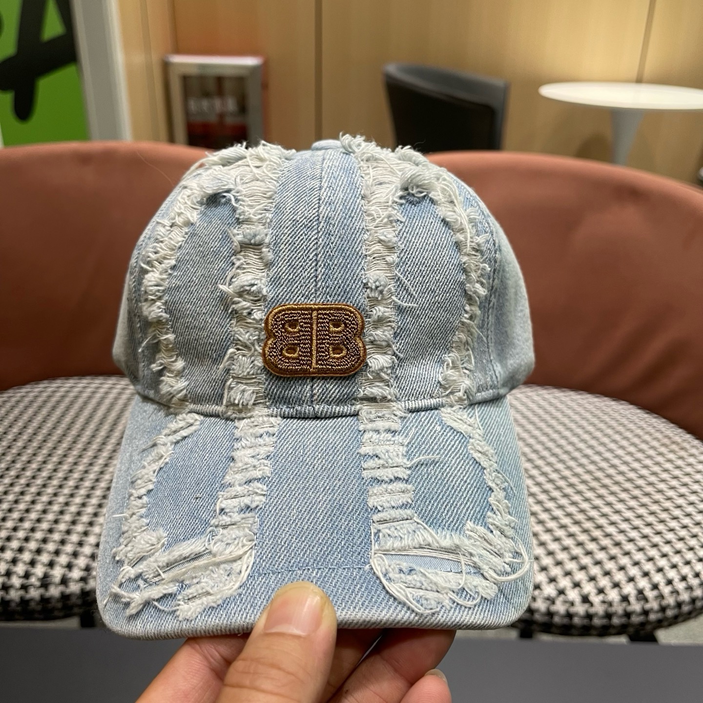 BALENCIAGA巴黎世家新款洗水牛仔棒球帽，很酷的色系，男女佩戴都有不同style，巴黎粉必入款！