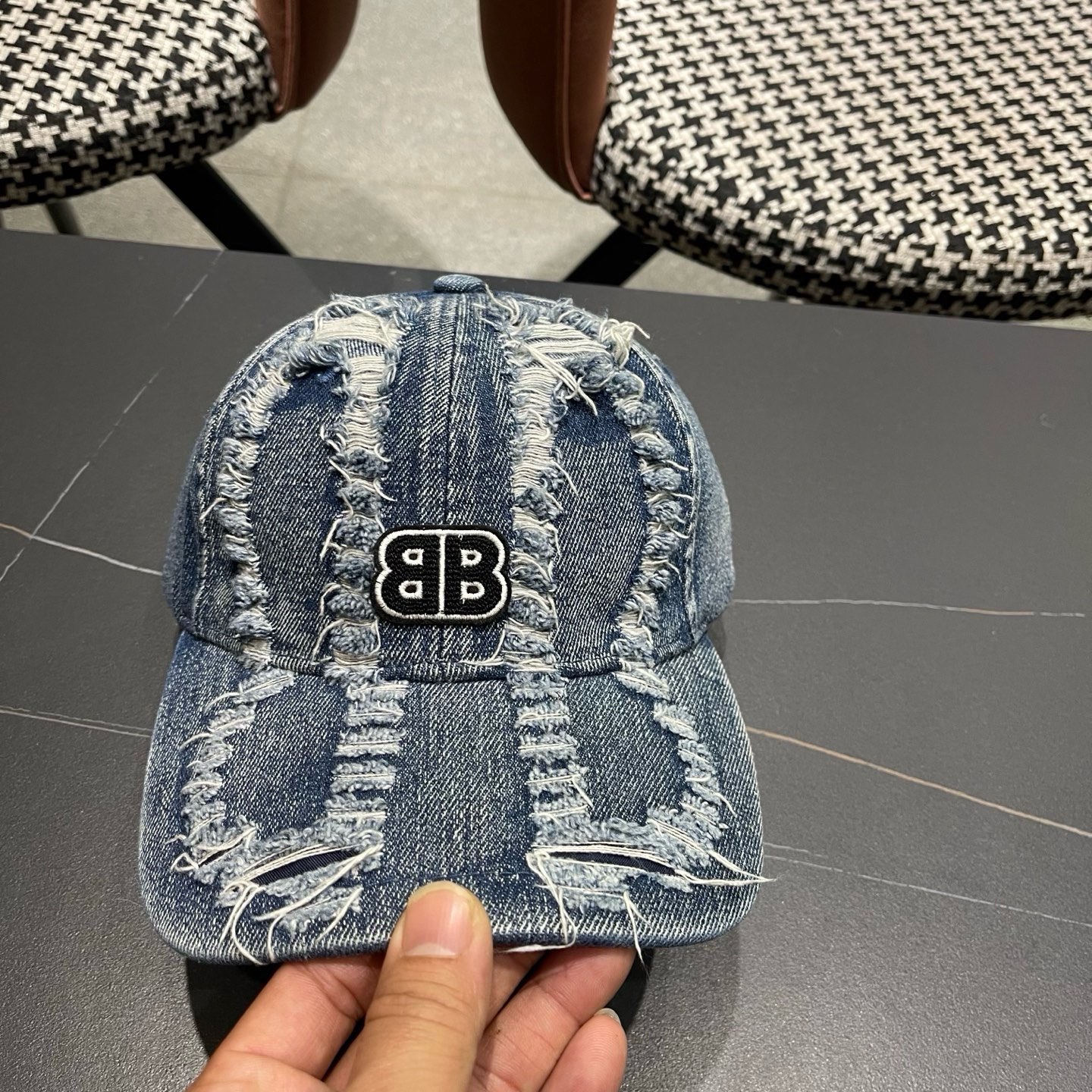 BALENCIAGA巴黎世家新款洗水牛仔棒球帽，很酷的色系，男女佩戴都有不同style，巴黎粉必入款！