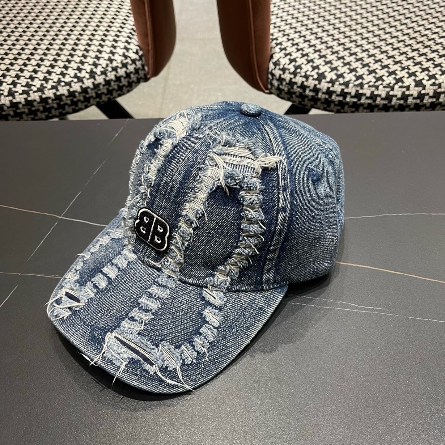 BALENCIAGA巴黎世家新款洗水牛仔棒球帽，很酷的色系，男女佩戴都有不同style，巴黎粉必入款！