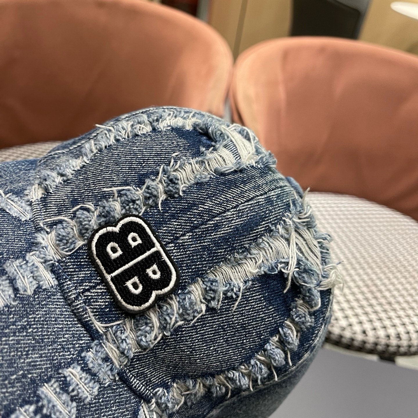 BALENCIAGA巴黎世家新款洗水牛仔棒球帽，很酷的色系，男女佩戴都有不同style，巴黎粉必入款！