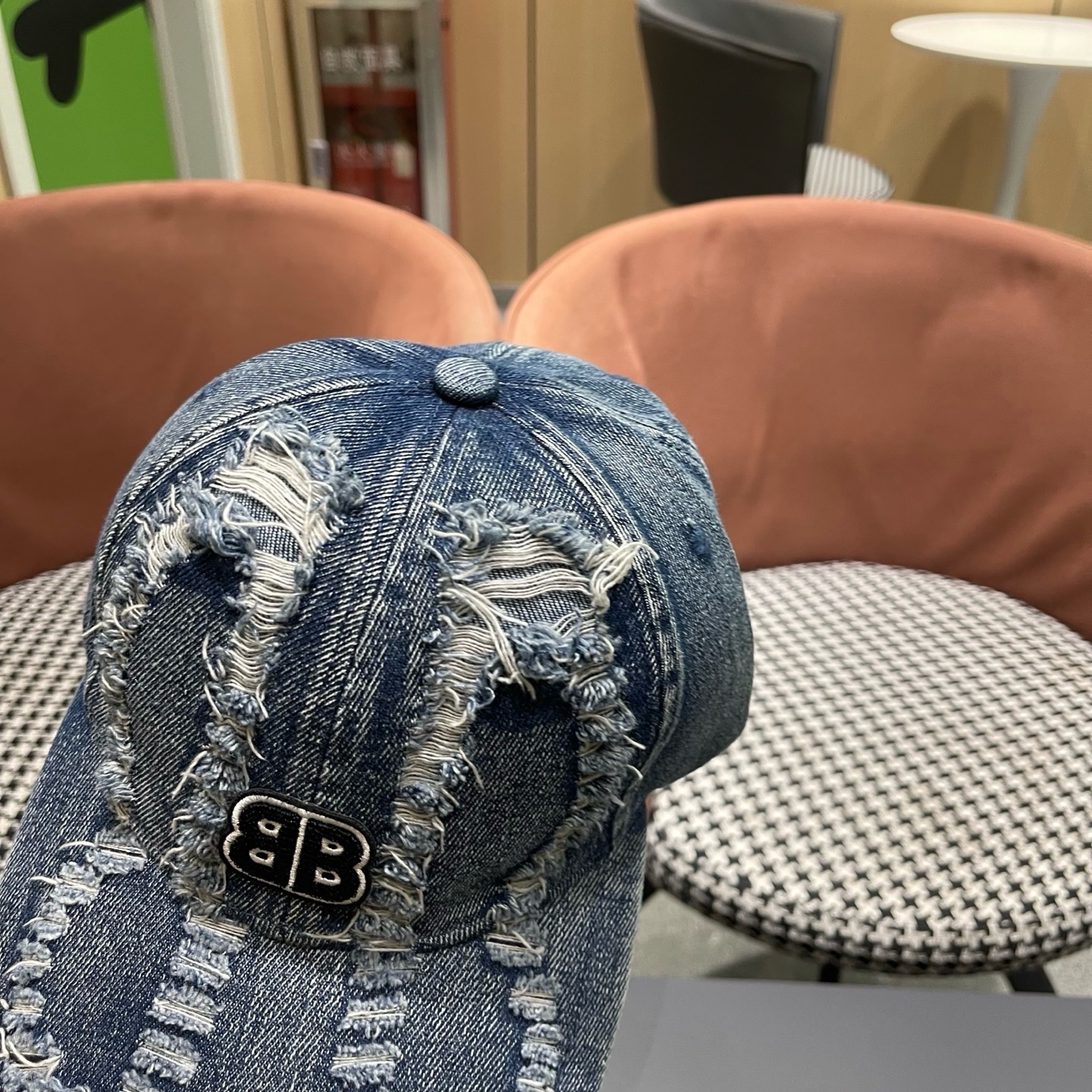 BALENCIAGA巴黎世家新款洗水牛仔棒球帽，很酷的色系，男女佩戴都有不同style，巴黎粉必入款！