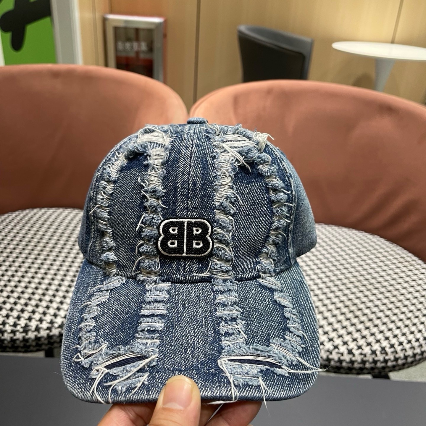 BALENCIAGA巴黎世家新款洗水牛仔棒球帽，很酷的色系，男女佩戴都有不同style，巴黎粉必入款！