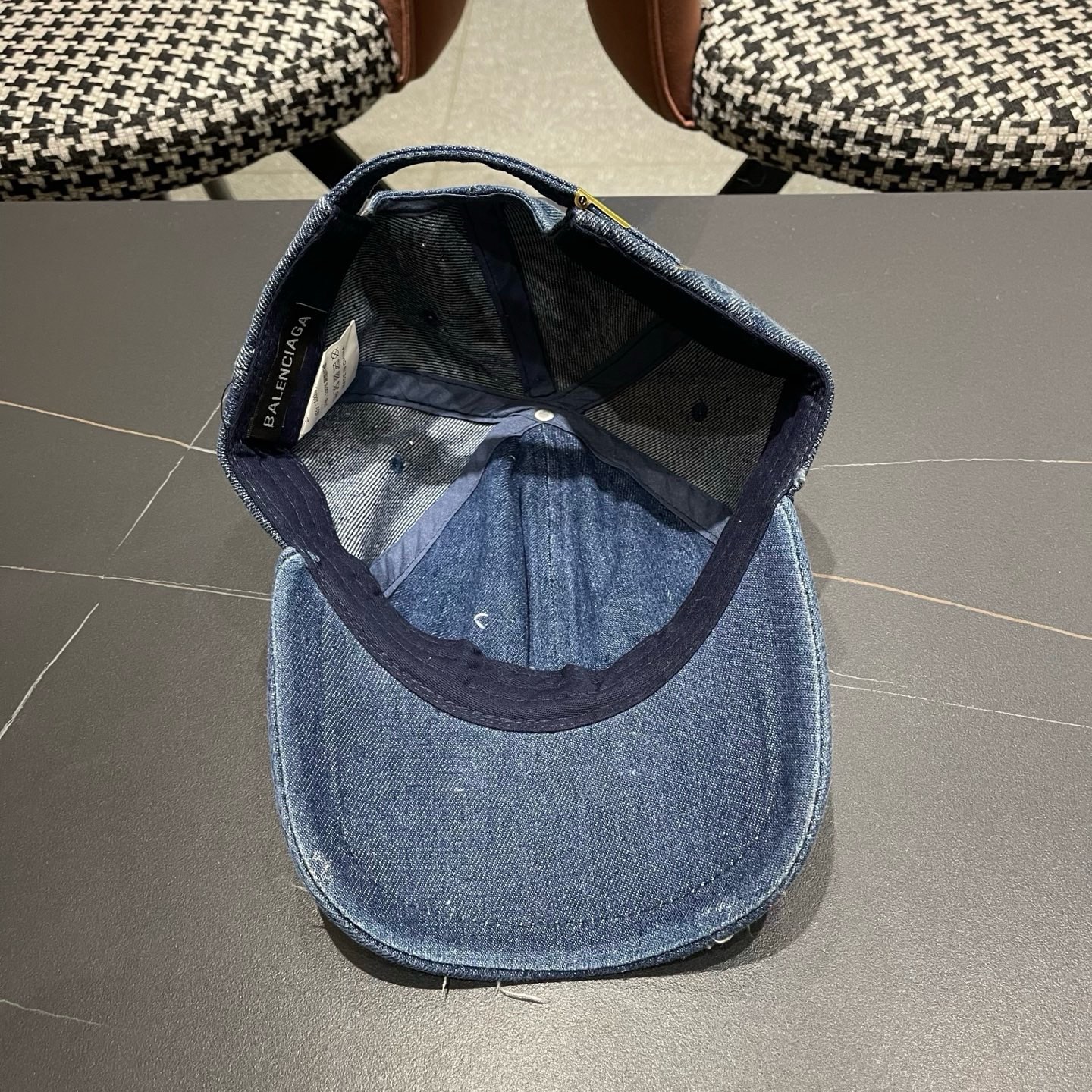 BALENCIAGA巴黎世家新款洗水牛仔棒球帽，很酷的色系，男女佩戴都有不同style，巴黎粉必入款！