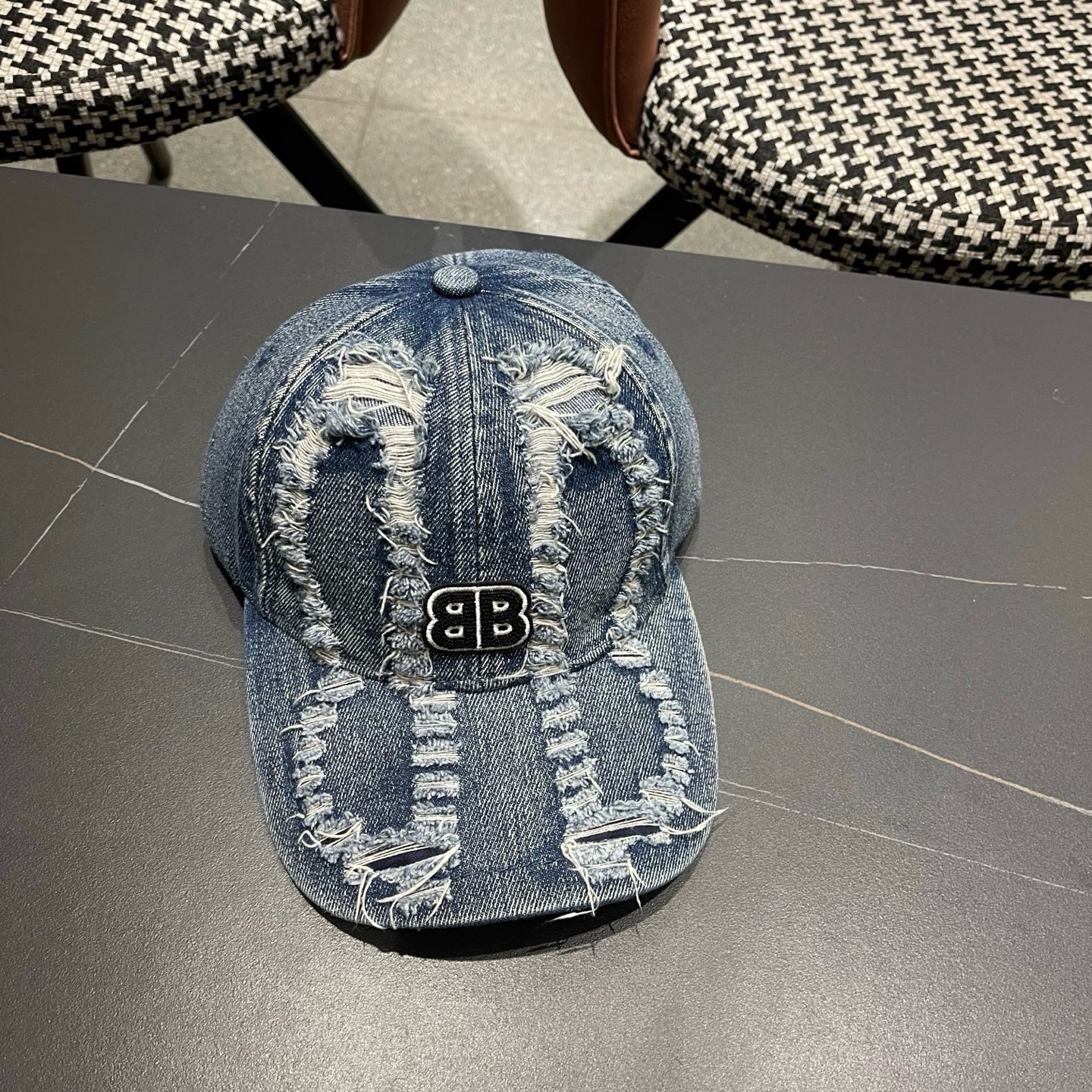 BALENCIAGA巴黎世家新款洗水牛仔棒球帽，很酷的色系，男女佩戴都有不同style，巴黎粉必入款！