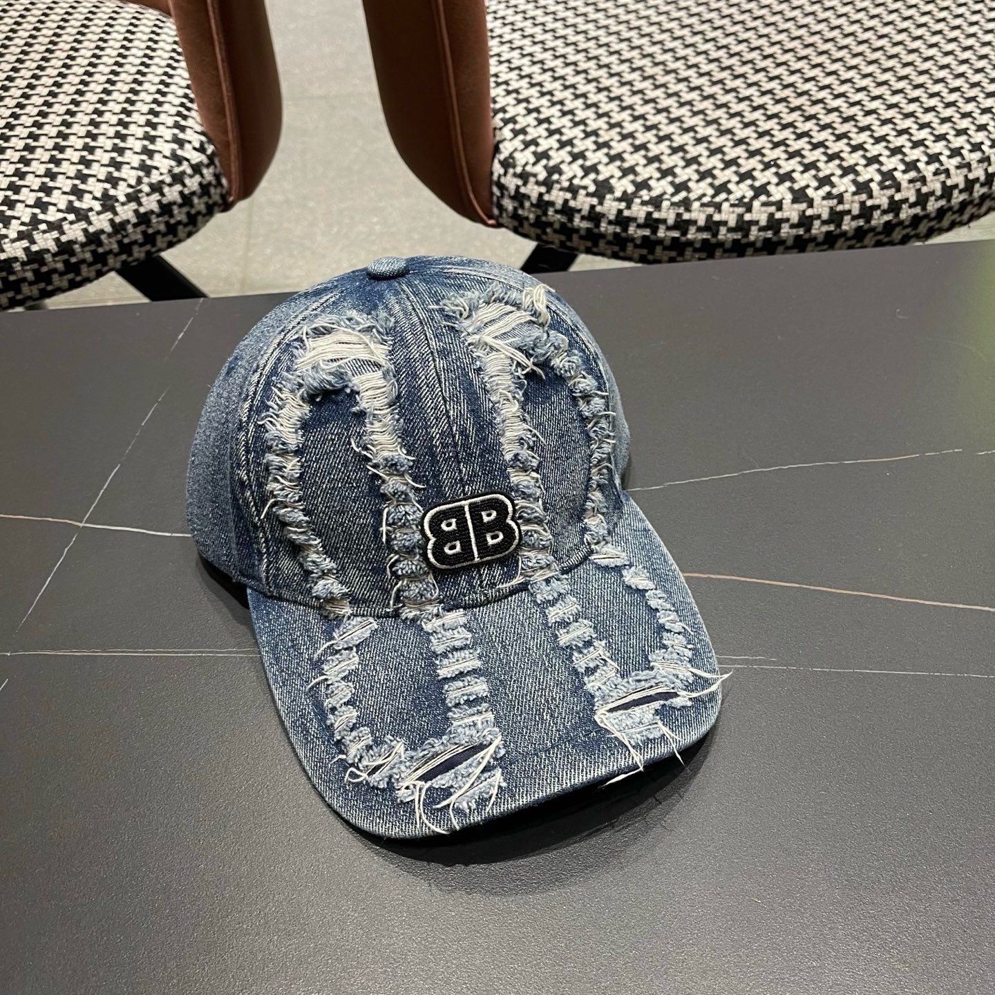 BALENCIAGA巴黎世家新款洗水牛仔棒球帽，很酷的色系，男女佩戴都有不同style，巴黎粉必入款！