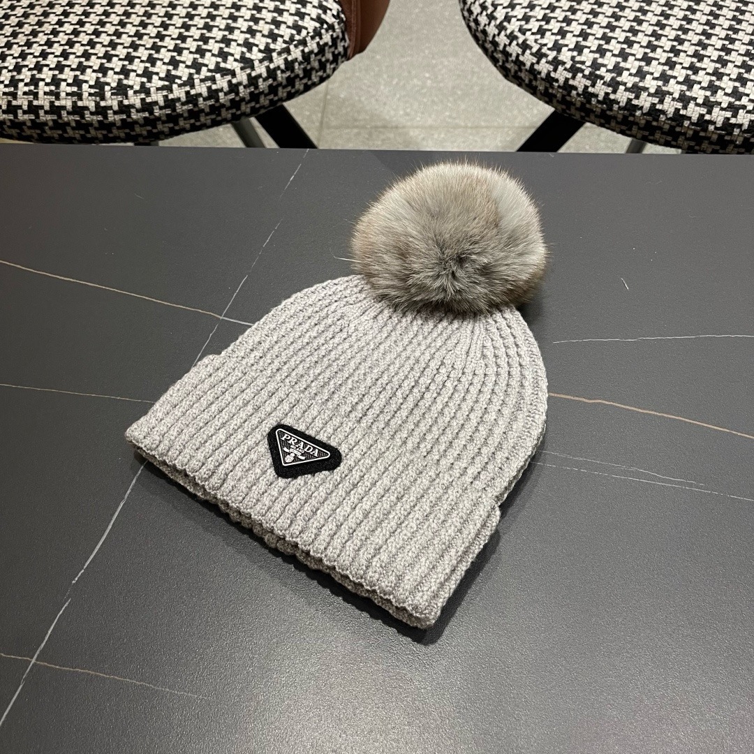 🧢普拉达PRADA👒 2025秋冬0配狐狸毛球专柜针织毛线帽，超火爆💖质感一流，出街超好搭配！减龄神器
