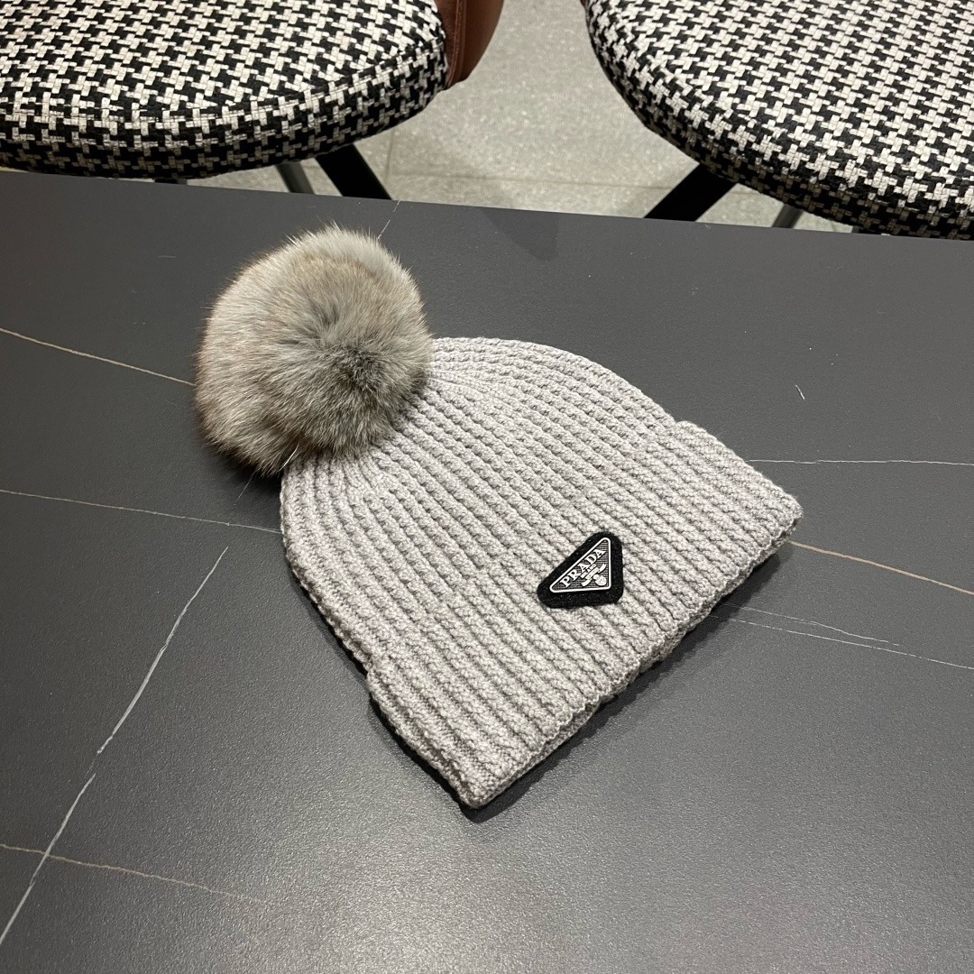 🧢普拉达PRADA👒 2025秋冬0配狐狸毛球专柜针织毛线帽，超火爆💖质感一流，出街超好搭配！减龄神器