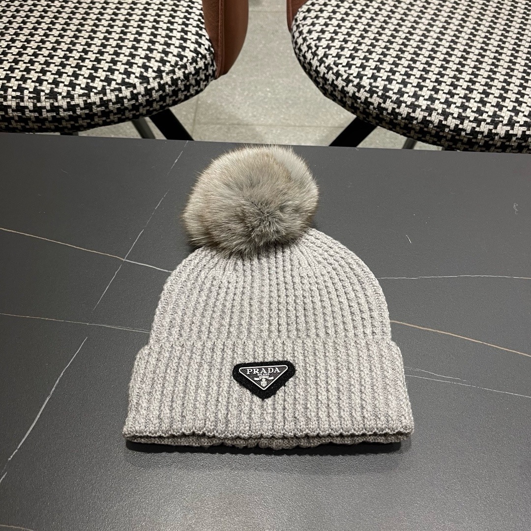 🧢普拉达PRADA👒 2025秋冬0配狐狸毛球专柜针织毛线帽，超火爆💖质感一流，出街超好搭配！减龄神器