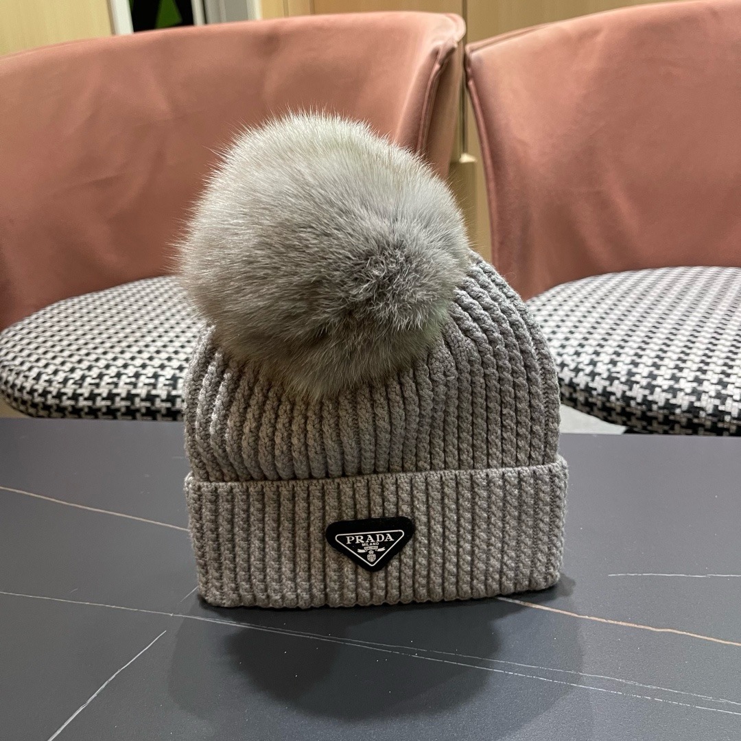 🧢普拉达PRADA👒 2025秋冬0配狐狸毛球专柜针织毛线帽，超火爆💖质感一流，出街超好搭配！减龄神器