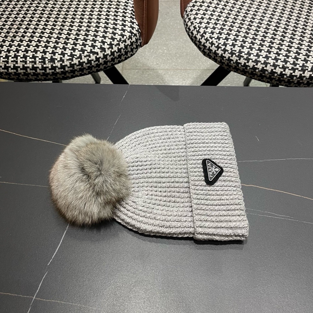 🧢普拉达PRADA👒 2025秋冬0配狐狸毛球专柜针织毛线帽，超火爆💖质感一流，出街超好搭配！减龄神器