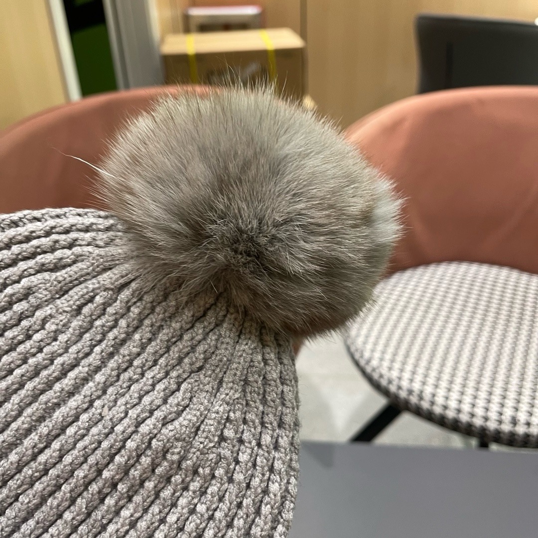 🧢普拉达PRADA👒 2025秋冬0配狐狸毛球专柜针织毛线帽，超火爆💖质感一流，出街超好搭配！减龄神器