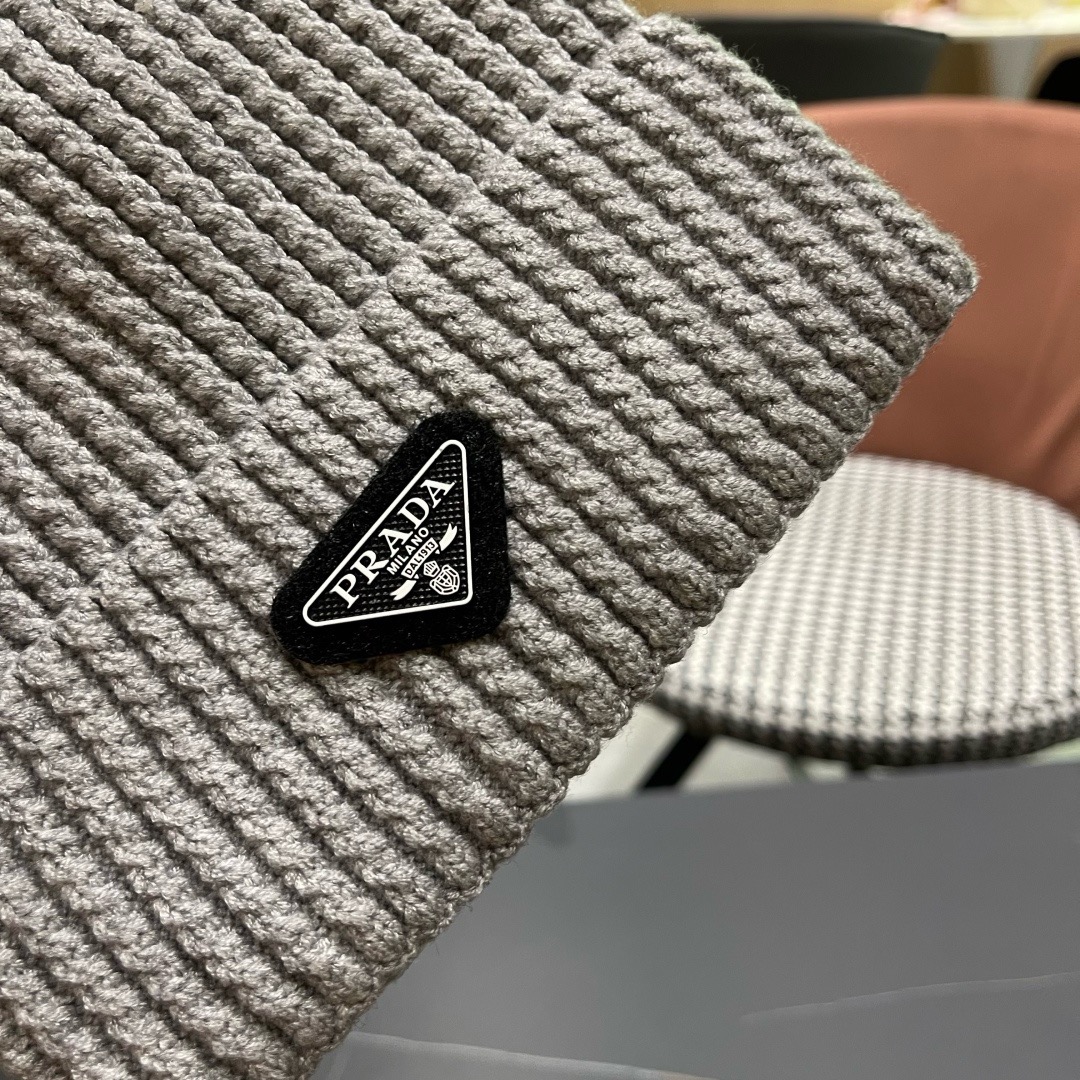 🧢普拉达PRADA👒 2025秋冬0配狐狸毛球专柜针织毛线帽，超火爆💖质感一流，出街超好搭配！减龄神器