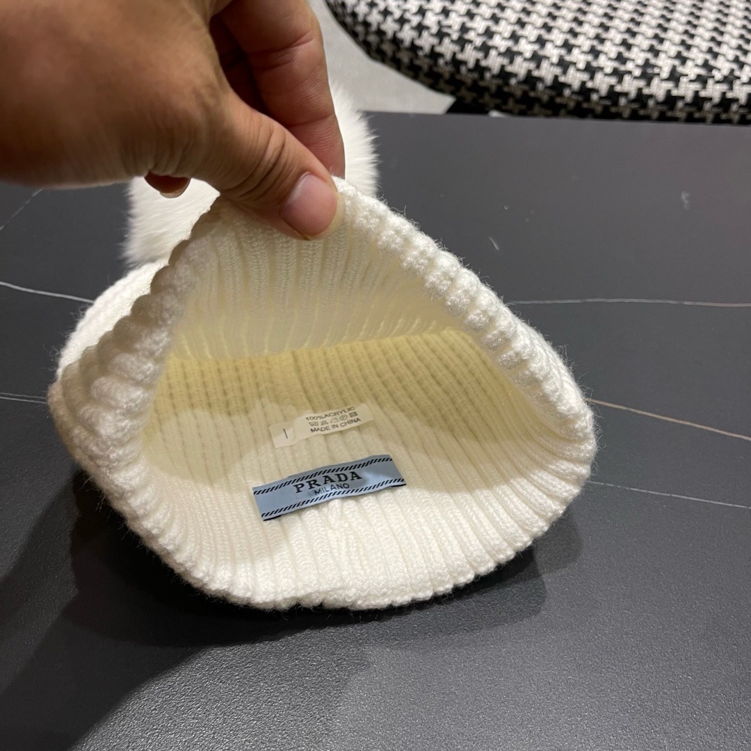 🧢普拉达PRADA👒 2025秋冬0配狐狸毛球专柜针织毛线帽，超火爆💖质感一流，出街超好搭配！减龄神器