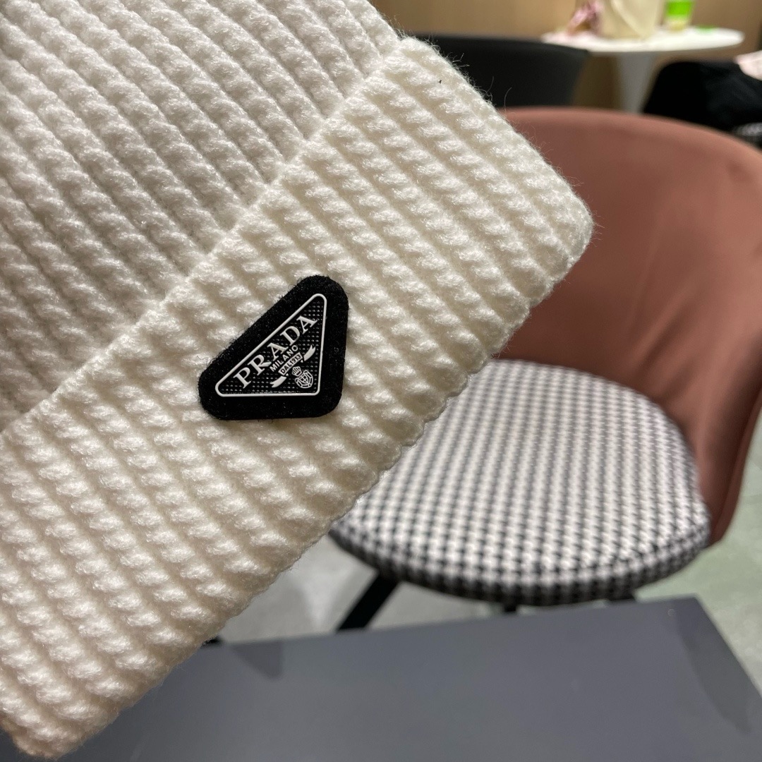 🧢普拉达PRADA👒 2025秋冬0配狐狸毛球专柜针织毛线帽，超火爆💖质感一流，出街超好搭配！减龄神器