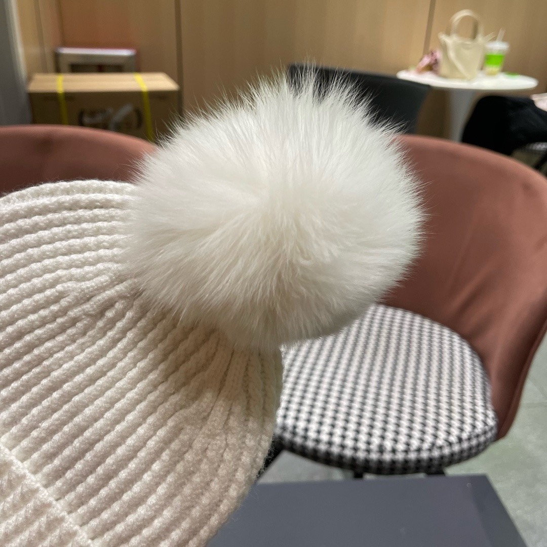 🧢普拉达PRADA👒 2025秋冬0配狐狸毛球专柜针织毛线帽，超火爆💖质感一流，出街超好搭配！减龄神器