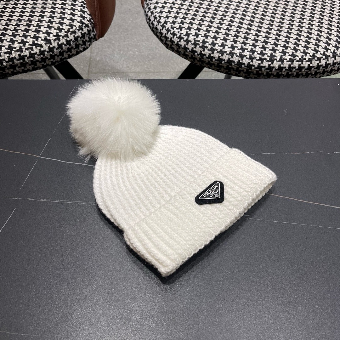 🧢普拉达PRADA👒 2025秋冬0配狐狸毛球专柜针织毛线帽，超火爆💖质感一流，出街超好搭配！减龄神器