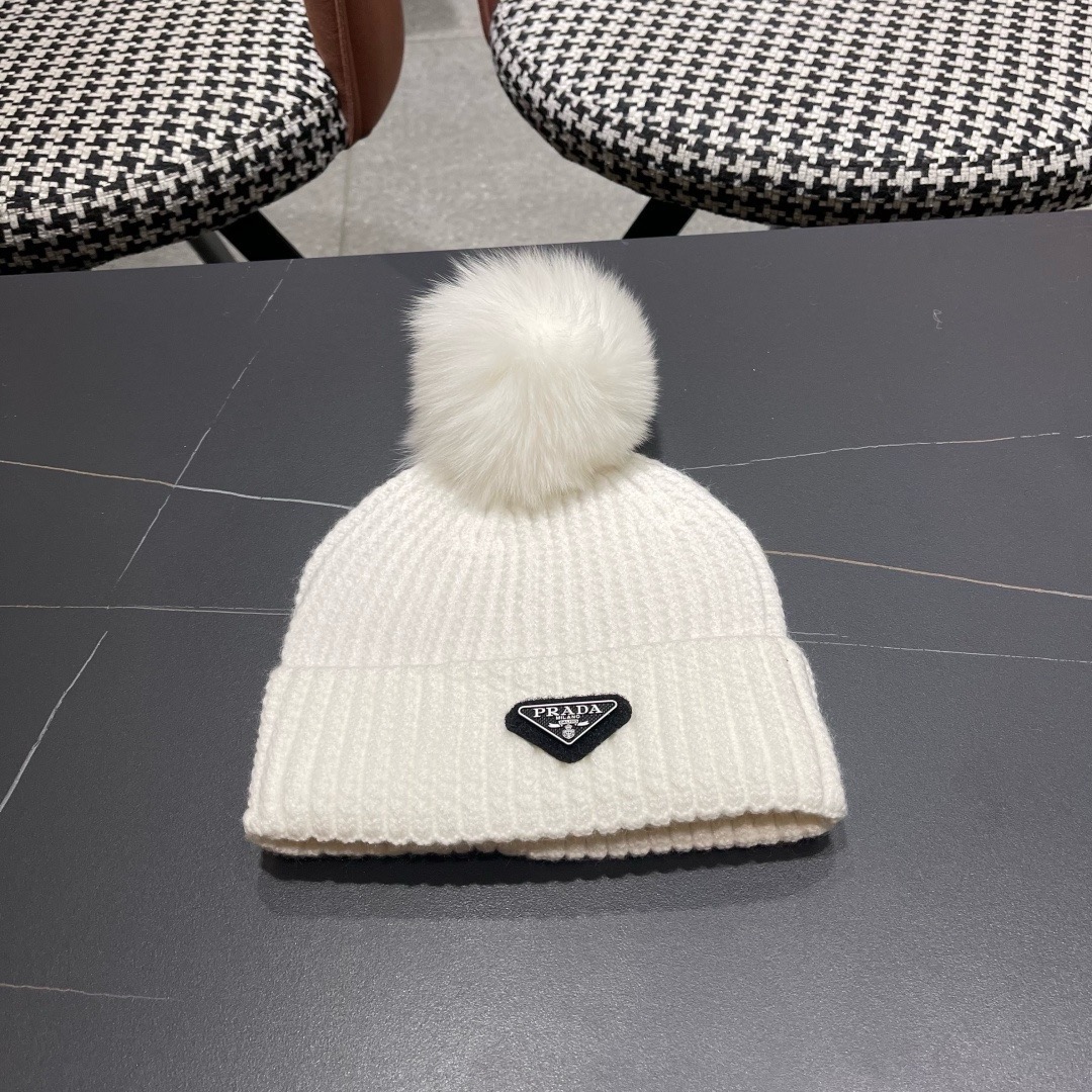 🧢普拉达PRADA👒 2025秋冬0配狐狸毛球专柜针织毛线帽，超火爆💖质感一流，出街超好搭配！减龄神器