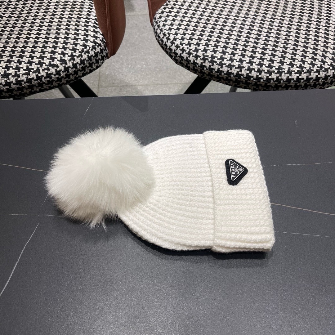 🧢普拉达PRADA👒 2025秋冬0配狐狸毛球专柜针织毛线帽，超火爆💖质感一流，出街超好搭配！减龄神器