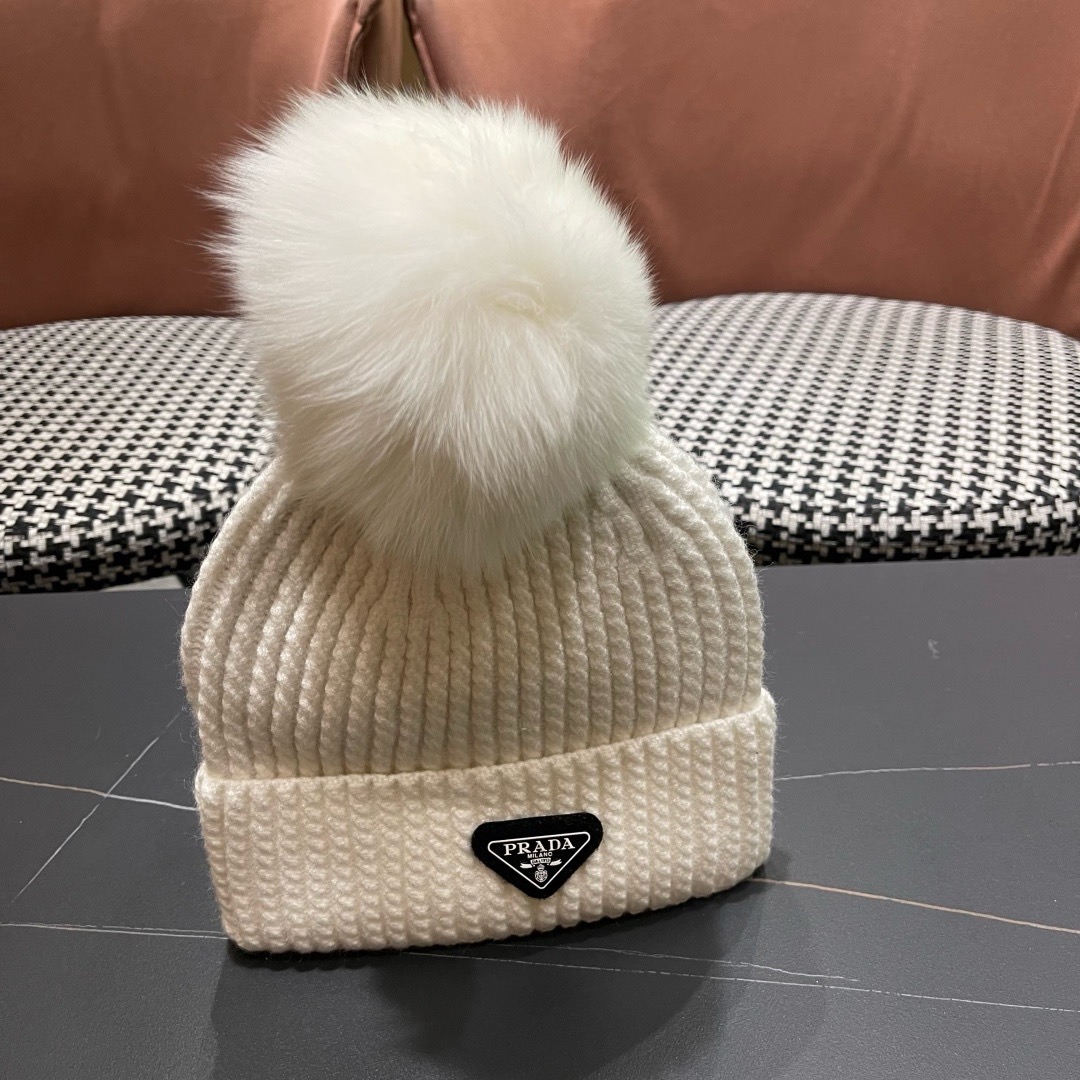 🧢普拉达PRADA👒 2025秋冬0配狐狸毛球专柜针织毛线帽，超火爆💖质感一流，出街超好搭配！减龄神器