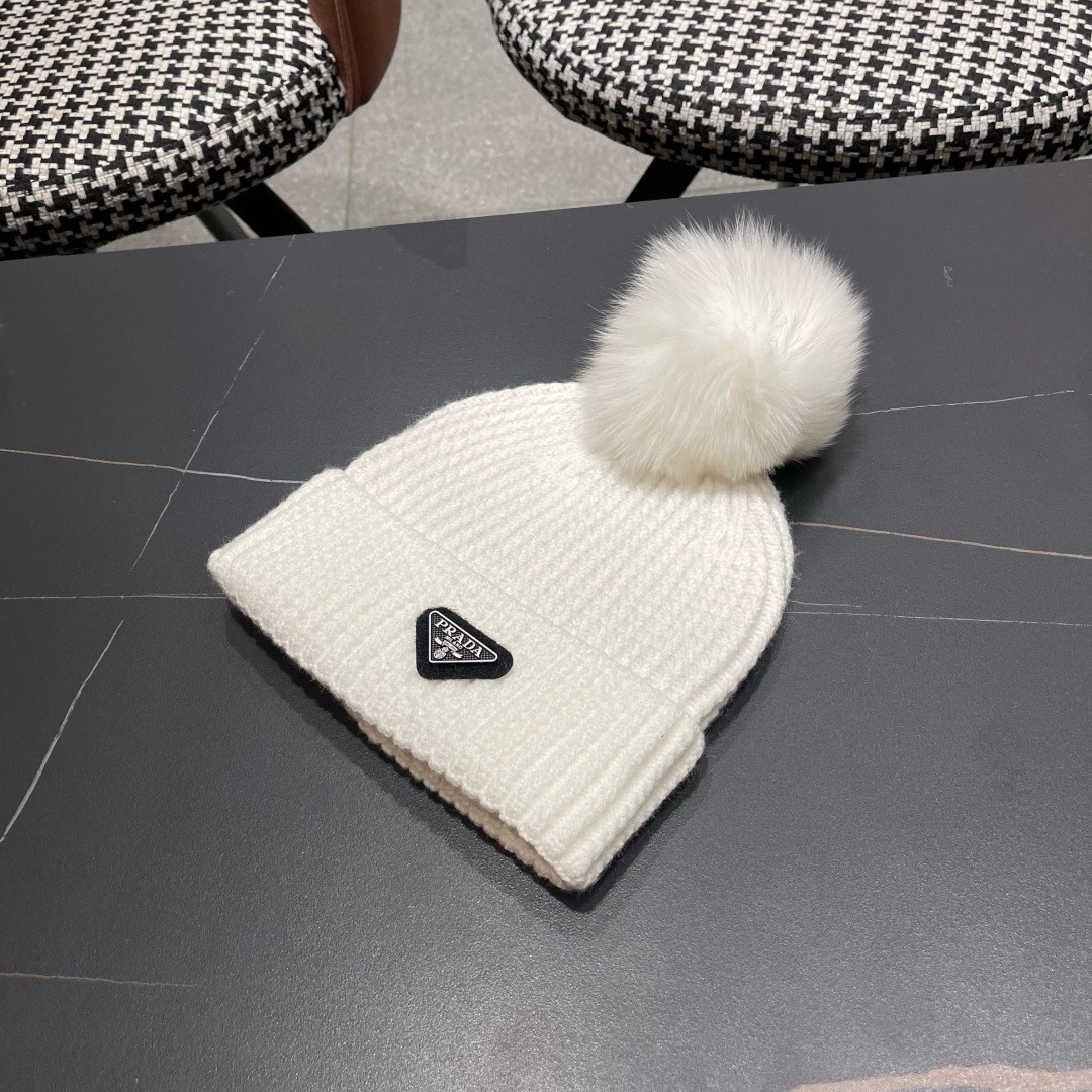 🧢普拉达PRADA👒 2025秋冬0配狐狸毛球专柜针织毛线帽，超火爆💖质感一流，出街超好搭配！减龄神器