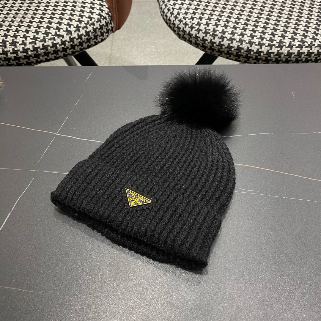 🧢普拉达PRADA👒 2025秋冬0配狐狸毛球专柜针织毛线帽，超火爆💖质感一流，出街超好搭配！减龄神器