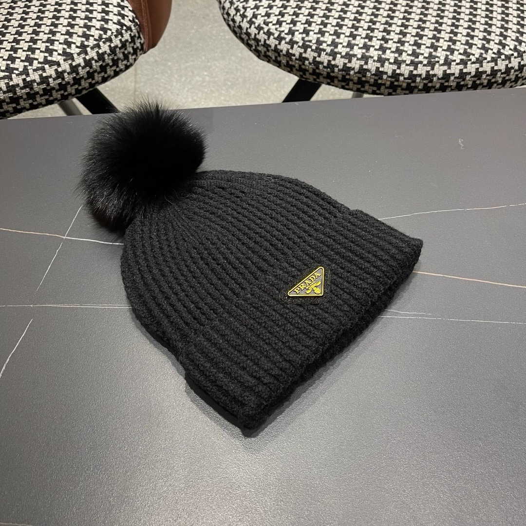 🧢普拉达PRADA👒 2025秋冬0配狐狸毛球专柜针织毛线帽，超火爆💖质感一流，出街超好搭配！减龄神器