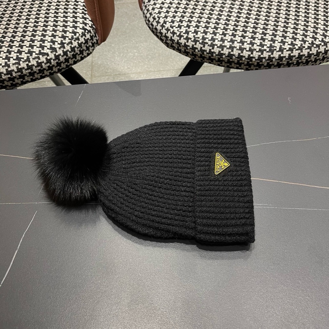 🧢普拉达PRADA👒 2025秋冬0配狐狸毛球专柜针织毛线帽，超火爆💖质感一流，出街超好搭配！减龄神器