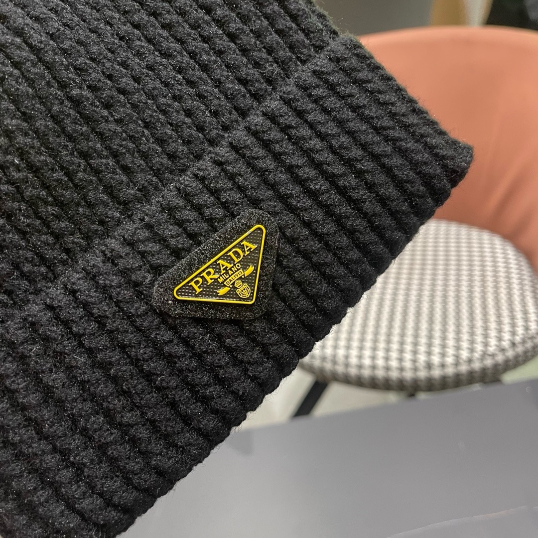 🧢普拉达PRADA👒 2025秋冬0配狐狸毛球专柜针织毛线帽，超火爆💖质感一流，出街超好搭配！减龄神器