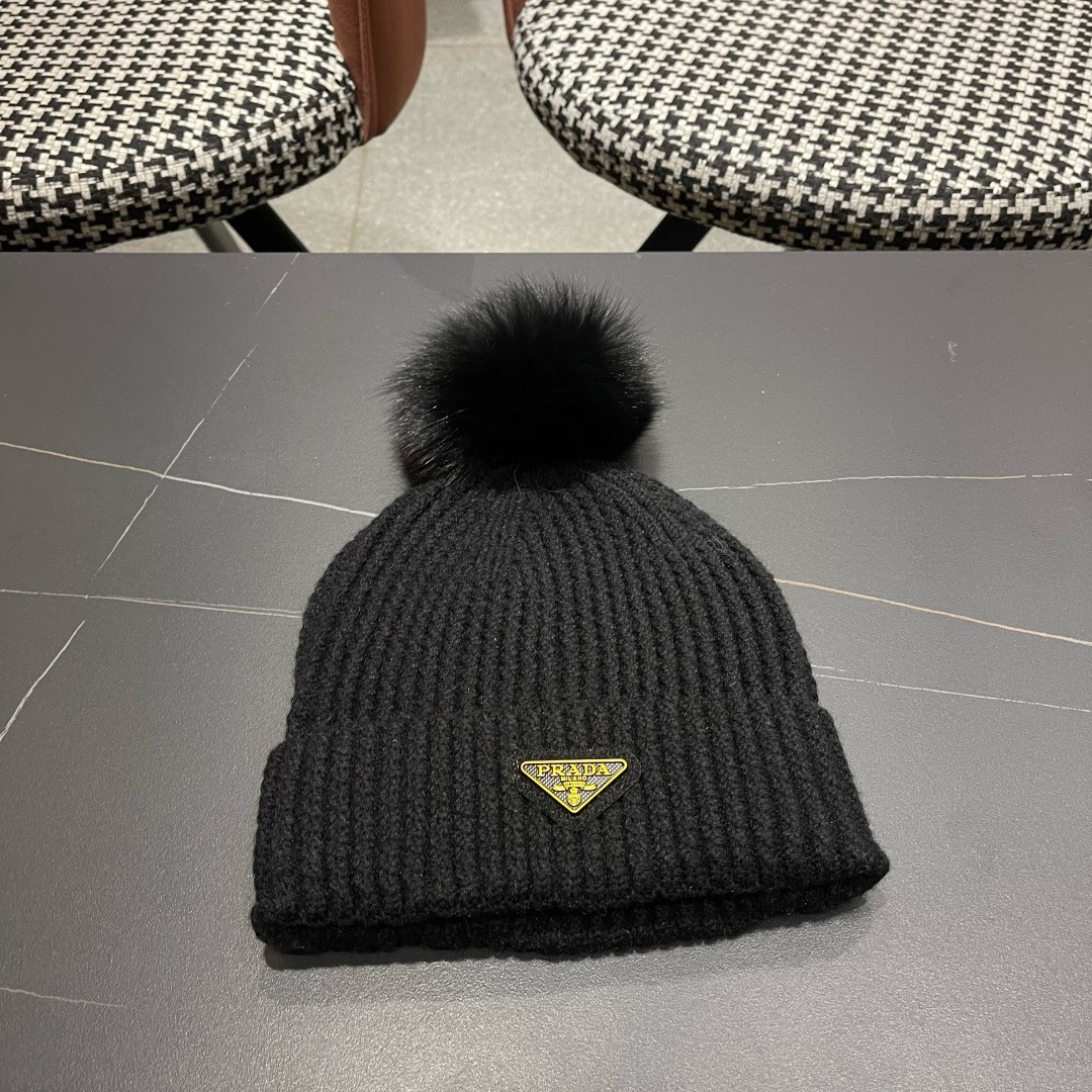 🧢普拉达PRADA👒 2025秋冬0配狐狸毛球专柜针织毛线帽，超火爆💖质感一流，出街超好搭配！减龄神器