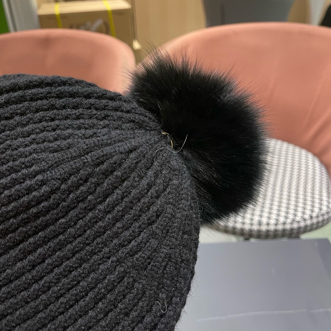 🧢普拉达PRADA👒 2025秋冬0配狐狸毛球专柜针织毛线帽，超火爆💖质感一流，出街超好搭配！减龄神器
