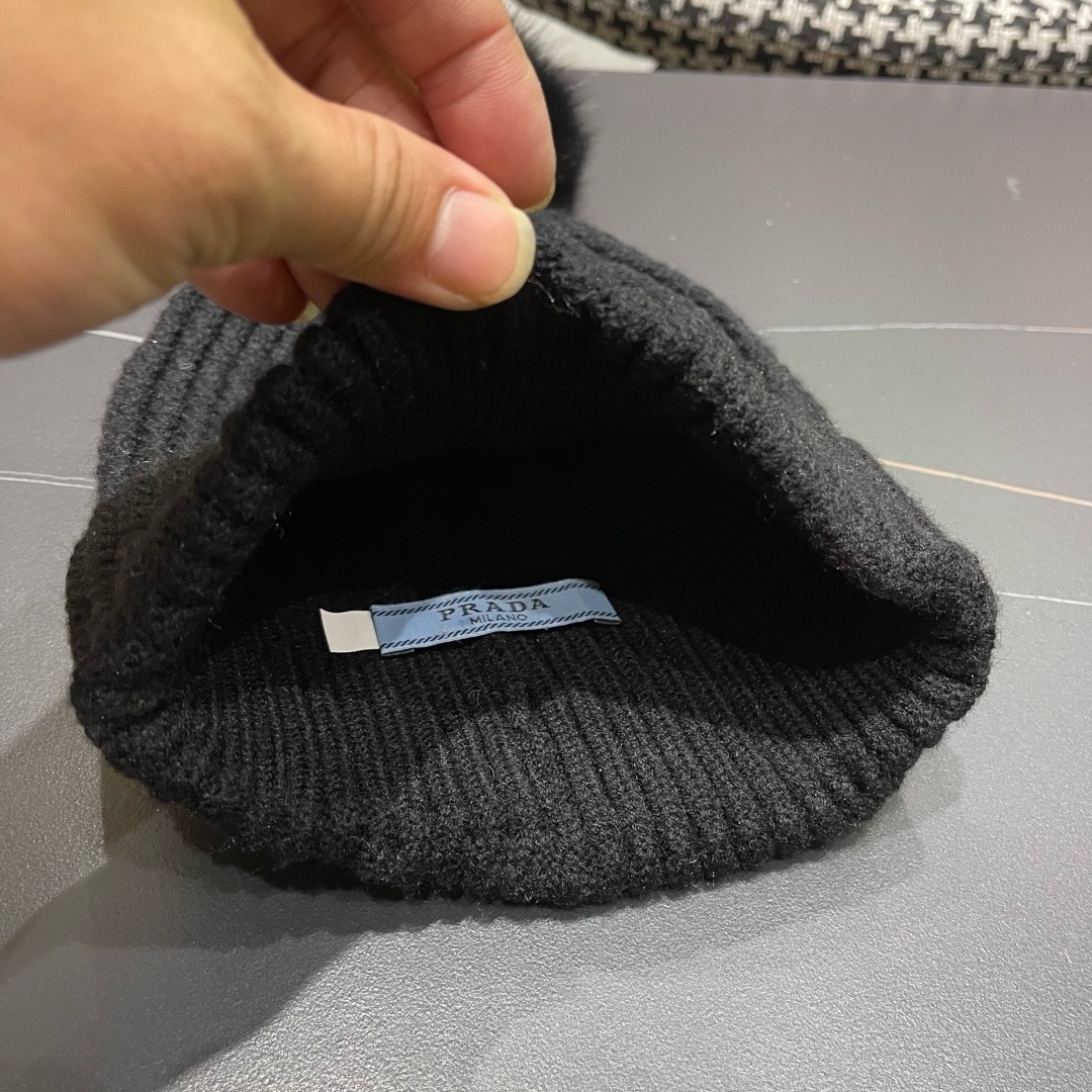 🧢普拉达PRADA👒 2025秋冬0配狐狸毛球专柜针织毛线帽，超火爆💖质感一流，出街超好搭配！减龄神器