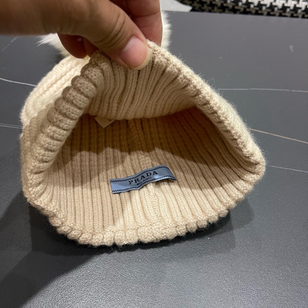 🧢普拉达PRADA👒 2025秋冬0配狐狸毛球专柜针织毛线帽，超火爆💖质感一流，出街超好搭配！减龄神器