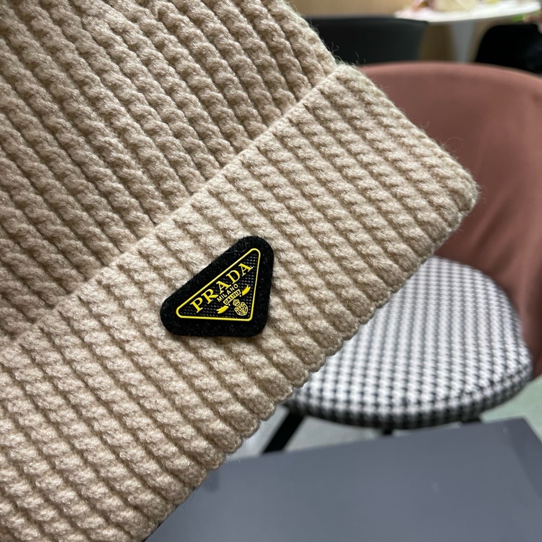 🧢普拉达PRADA👒 2025秋冬0配狐狸毛球专柜针织毛线帽，超火爆💖质感一流，出街超好搭配！减龄神器