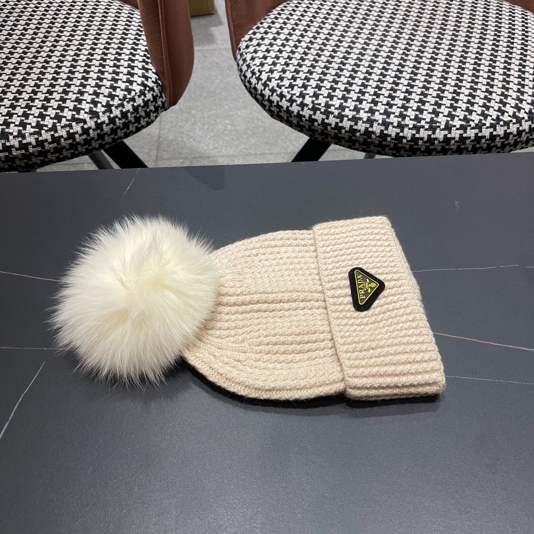 🧢普拉达PRADA👒 2025秋冬0配狐狸毛球专柜针织毛线帽，超火爆💖质感一流，出街超好搭配！减龄神器