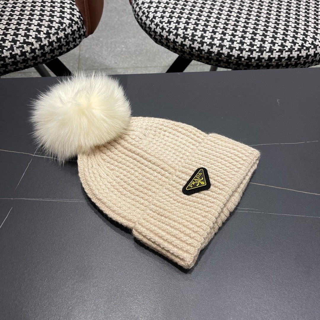 🧢普拉达PRADA👒 2025秋冬0配狐狸毛球专柜针织毛线帽，超火爆💖质感一流，出街超好搭配！减龄神器