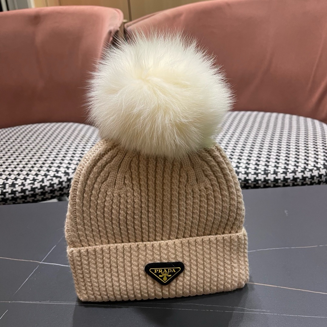 🧢普拉达PRADA👒 2025秋冬0配狐狸毛球专柜针织毛线帽，超火爆💖质感一流，出街超好搭配！减龄神器