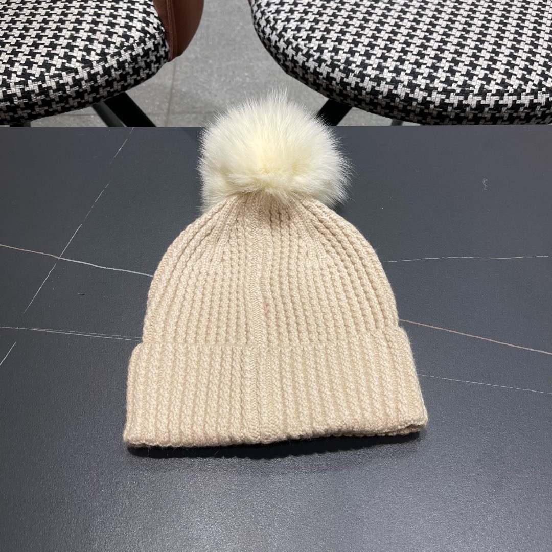 🧢普拉达PRADA👒 2025秋冬0配狐狸毛球专柜针织毛线帽，超火爆💖质感一流，出街超好搭配！减龄神器