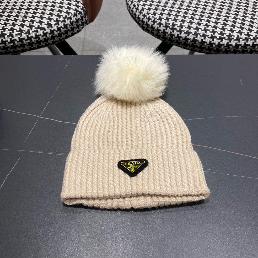 NO:704054,PRADA 2025 Autumn and Winter 0 comes with fox fur ball counter knitted beanie. It is super popular and has first-class texture. It is very easy to match when going out!  Age-reducing artifact hat, fisherman hat, baseball cap, knitted hat, hat, prada, prada, espadrilles, hats19860909普拉达PRADA 2025秋冬0配狐狸毛球专柜针织毛线帽,超火爆质感一流,出街超好搭配！减龄神器帽子渔夫帽棒球帽针织帽,帽子,prada,prada,espadrilles,hats,hat