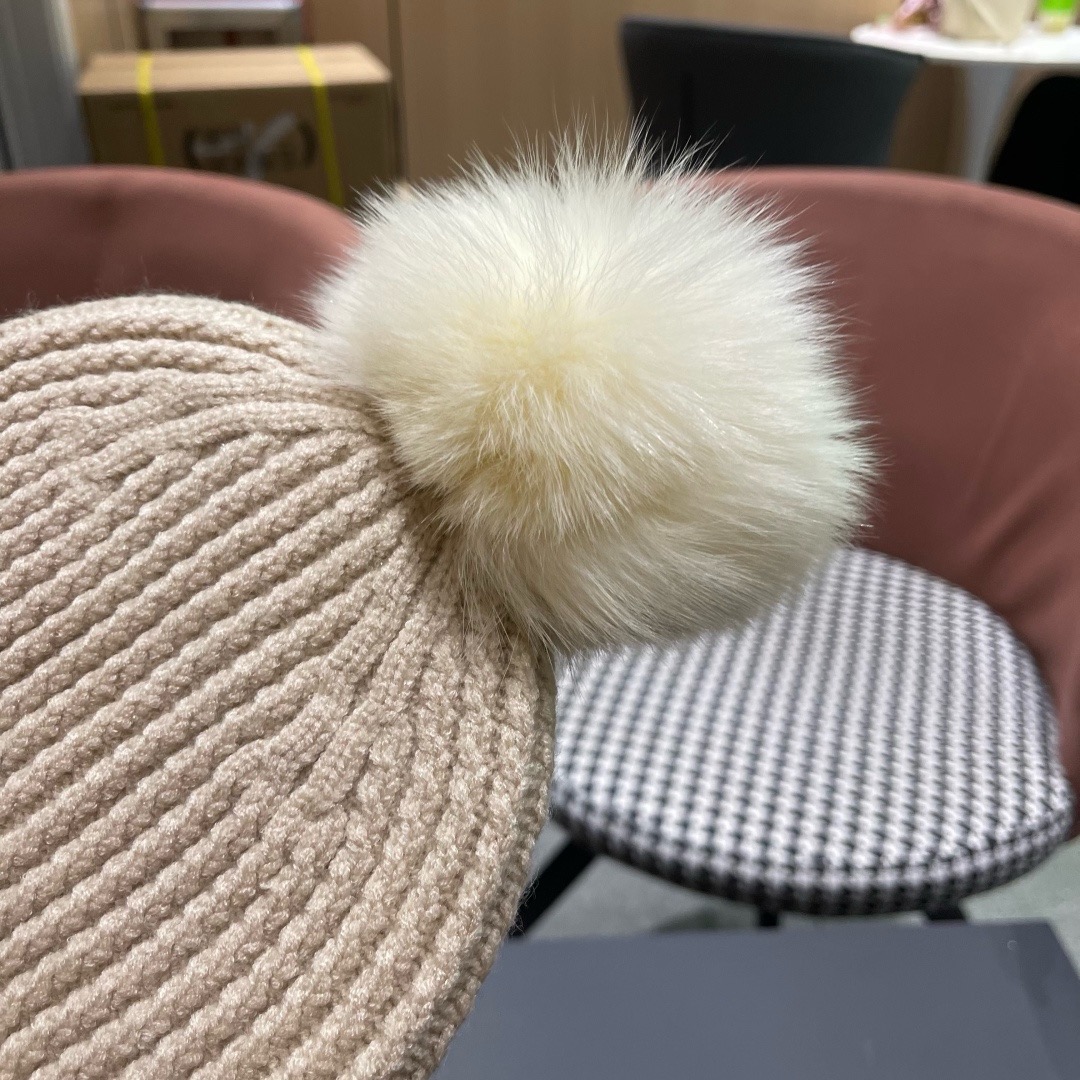 🧢普拉达PRADA👒 2025秋冬0配狐狸毛球专柜针织毛线帽，超火爆💖质感一流，出街超好搭配！减龄神器