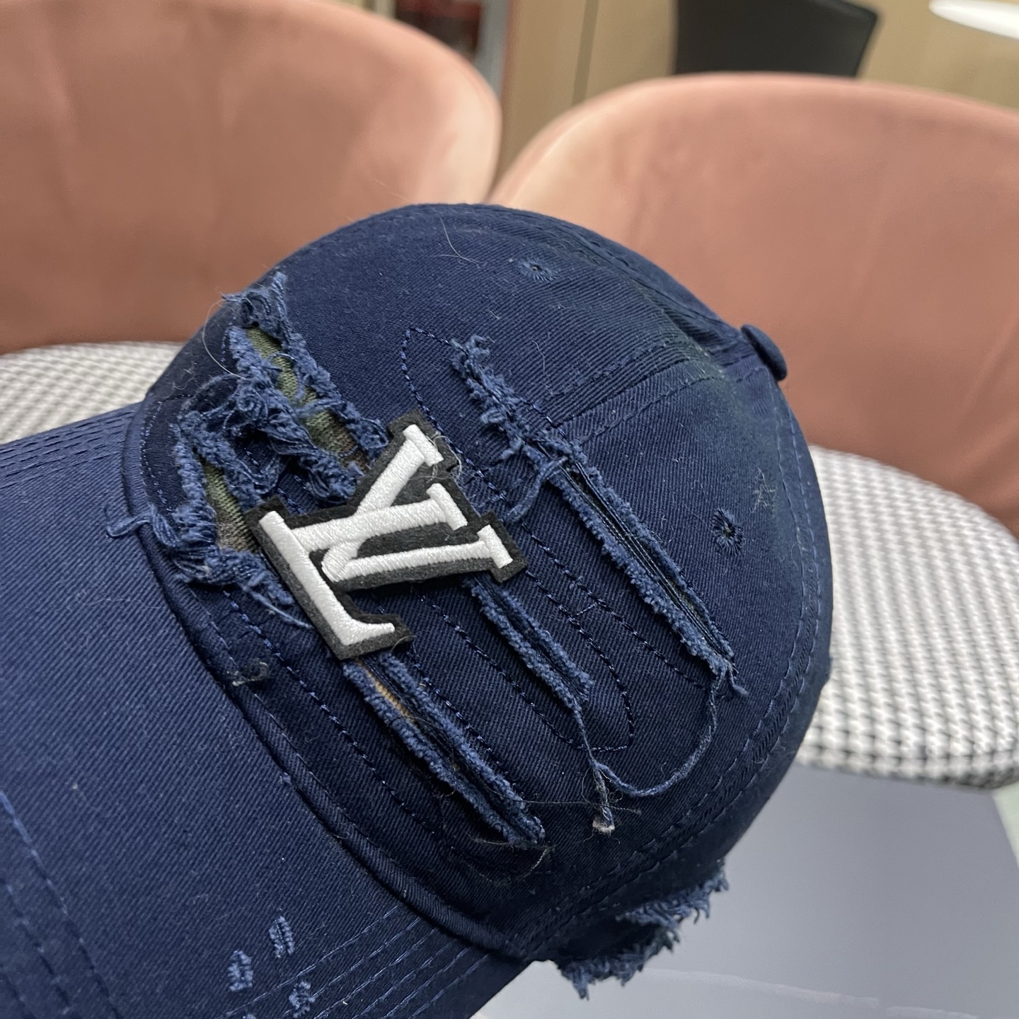 LV路易威登新款🆕破洞棒球帽旅游带它出去美美哒❕ 中古款哟.这种帽子不容易撞款 😬 现货