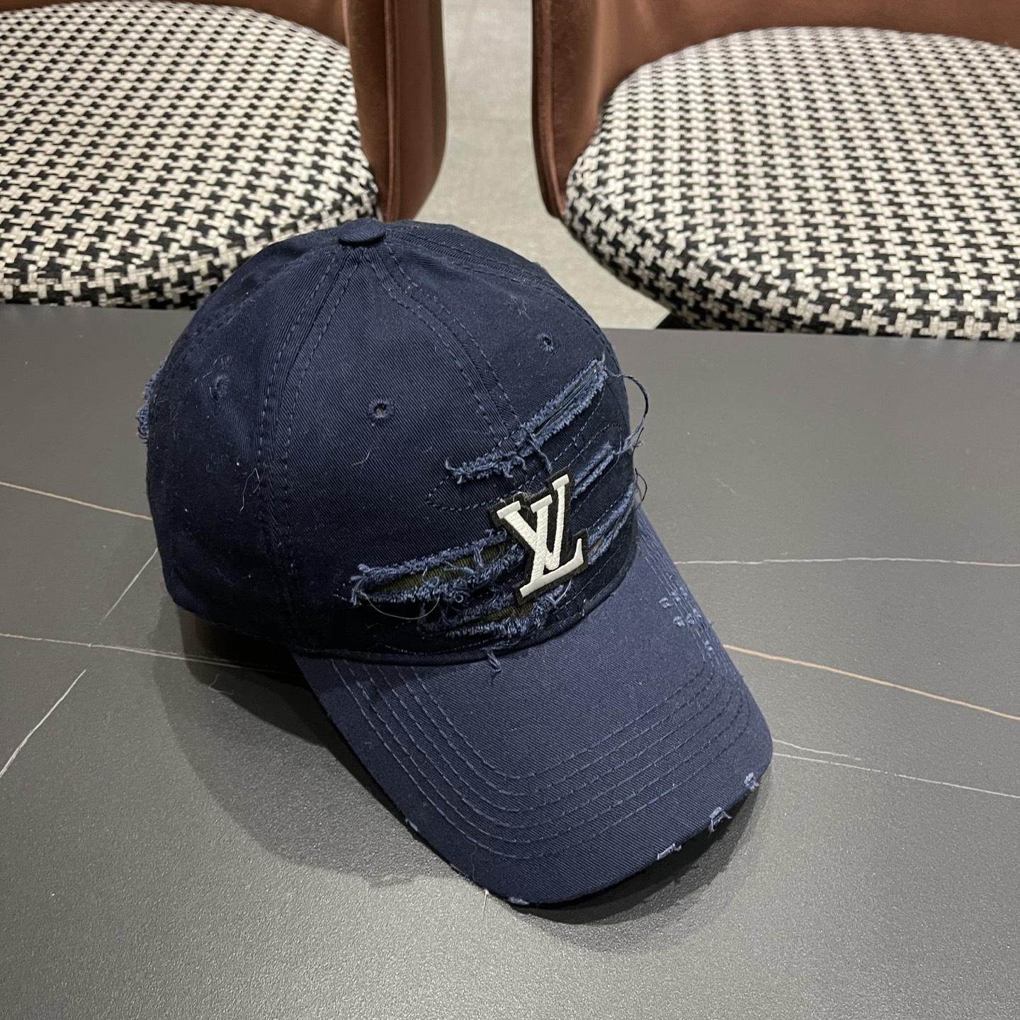 LV路易威登新款🆕破洞棒球帽旅游带它出去美美哒❕ 中古款哟.这种帽子不容易撞款 😬 现货