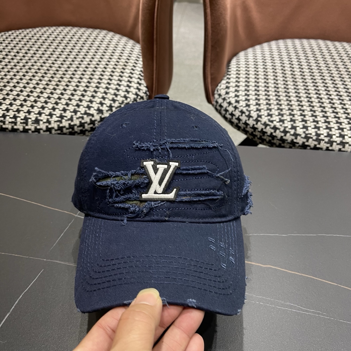 LV路易威登新款🆕破洞棒球帽旅游带它出去美美哒❕ 中古款哟.这种帽子不容易撞款 😬 现货