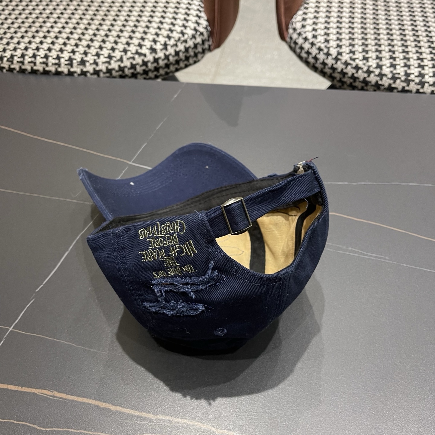 LV路易威登新款🆕破洞棒球帽旅游带它出去美美哒❕ 中古款哟.这种帽子不容易撞款 😬 现货