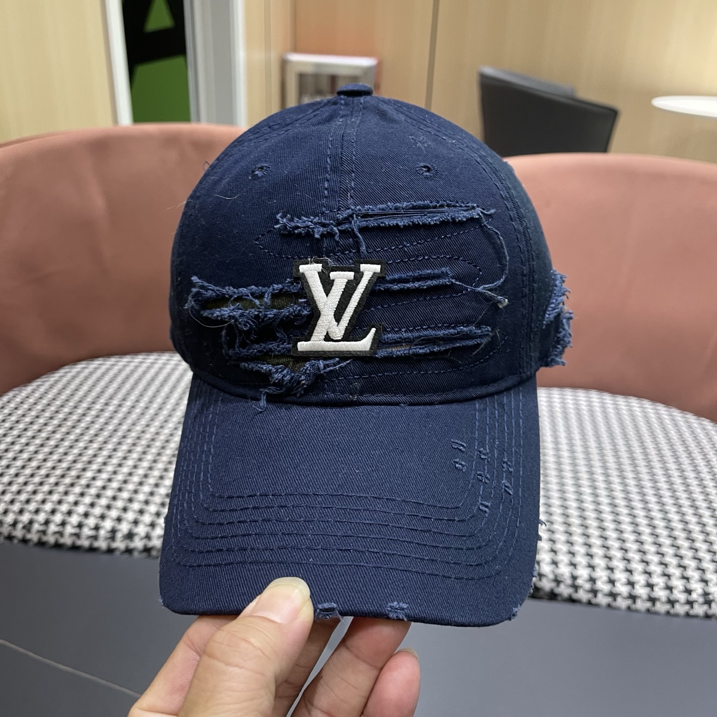 LV路易威登新款🆕破洞棒球帽旅游带它出去美美哒❕ 中古款哟.这种帽子不容易撞款 😬 现货