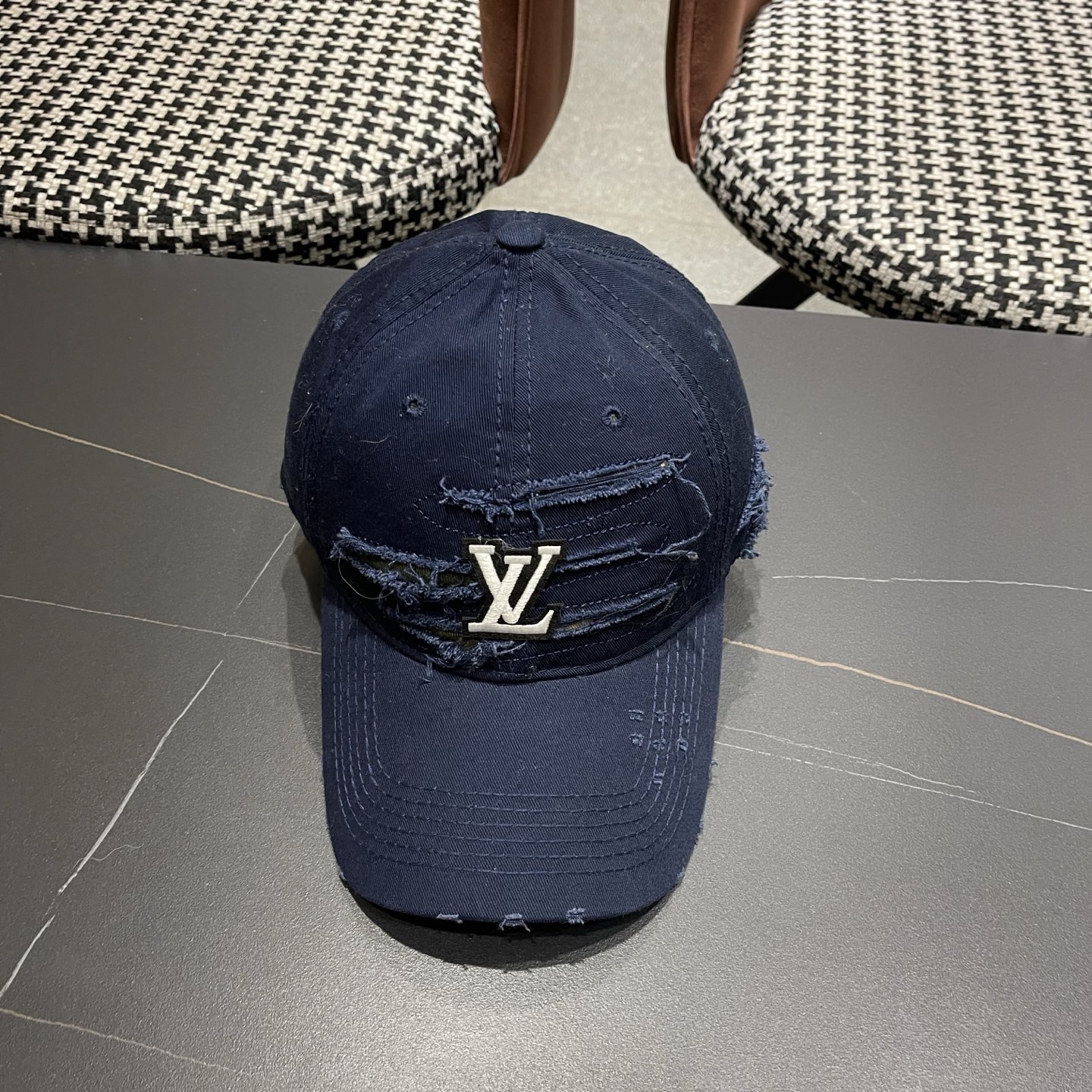 LV路易威登新款🆕破洞棒球帽旅游带它出去美美哒❕ 中古款哟.这种帽子不容易撞款 😬 现货