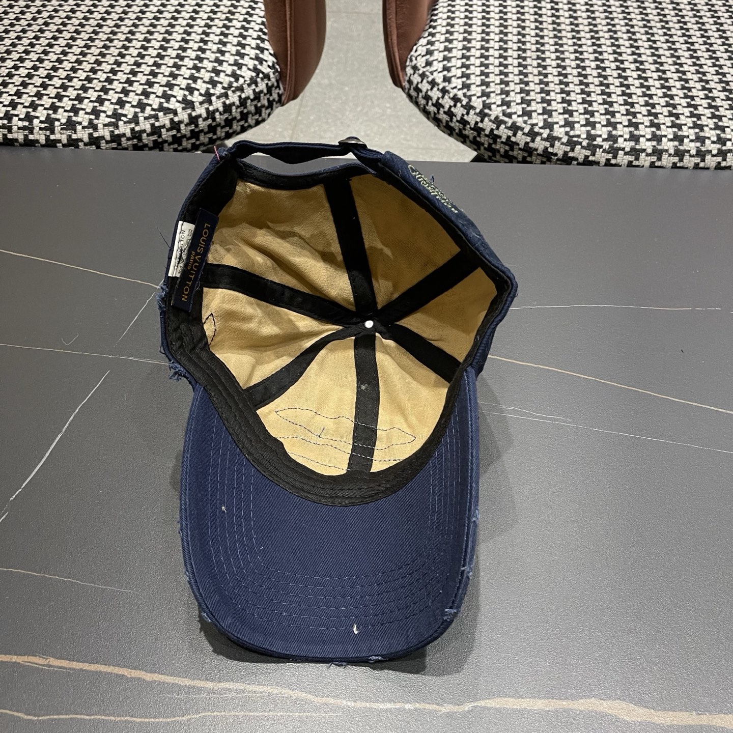 LV路易威登新款🆕破洞棒球帽旅游带它出去美美哒❕ 中古款哟.这种帽子不容易撞款 😬 现货