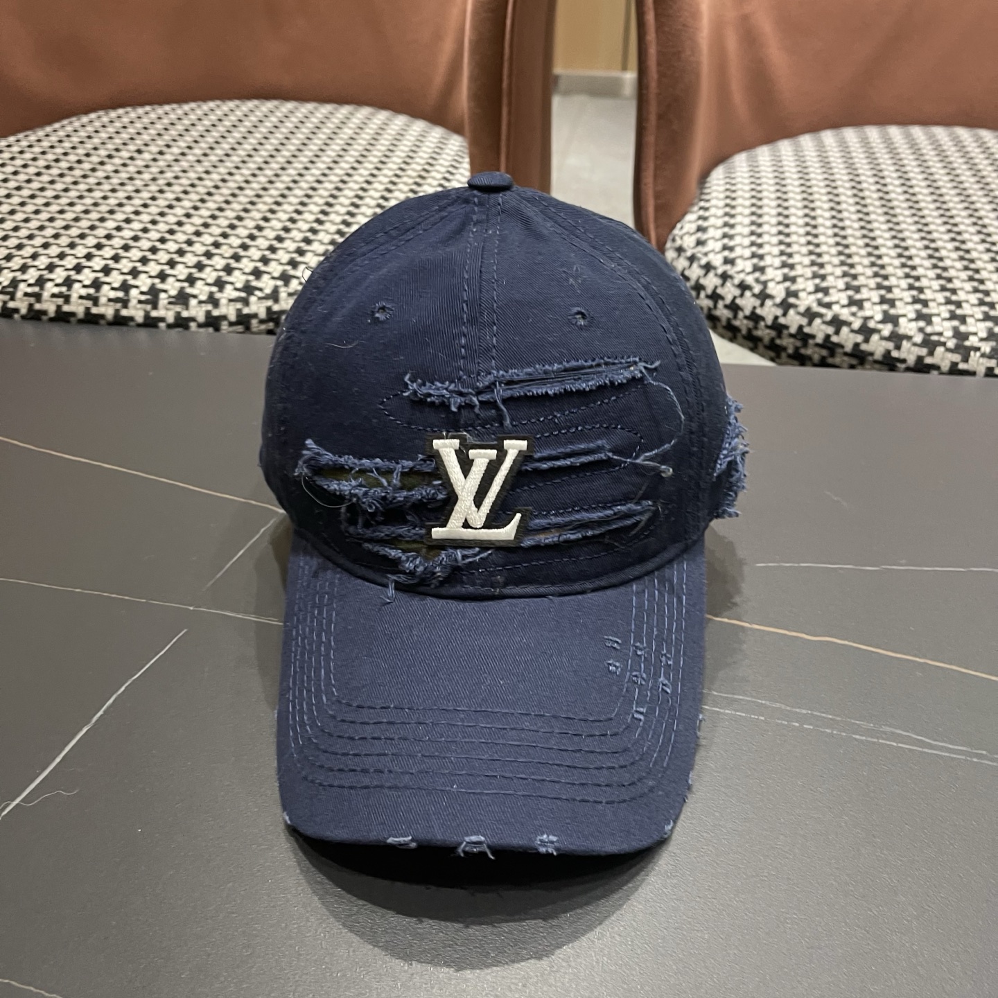 LV路易威登新款🆕破洞棒球帽旅游带它出去美美哒❕ 中古款哟.这种帽子不容易撞款 😬 现货