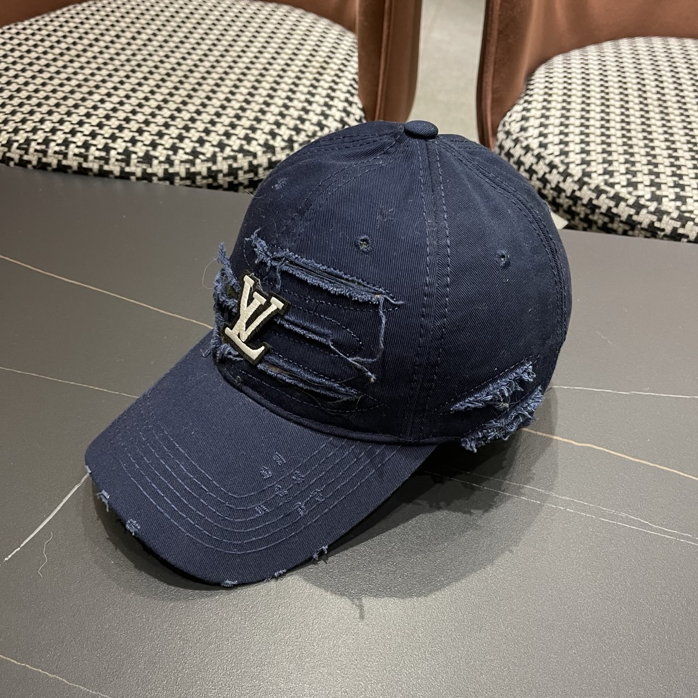 LV路易威登新款🆕破洞棒球帽旅游带它出去美美哒❕ 中古款哟.这种帽子不容易撞款 😬 现货