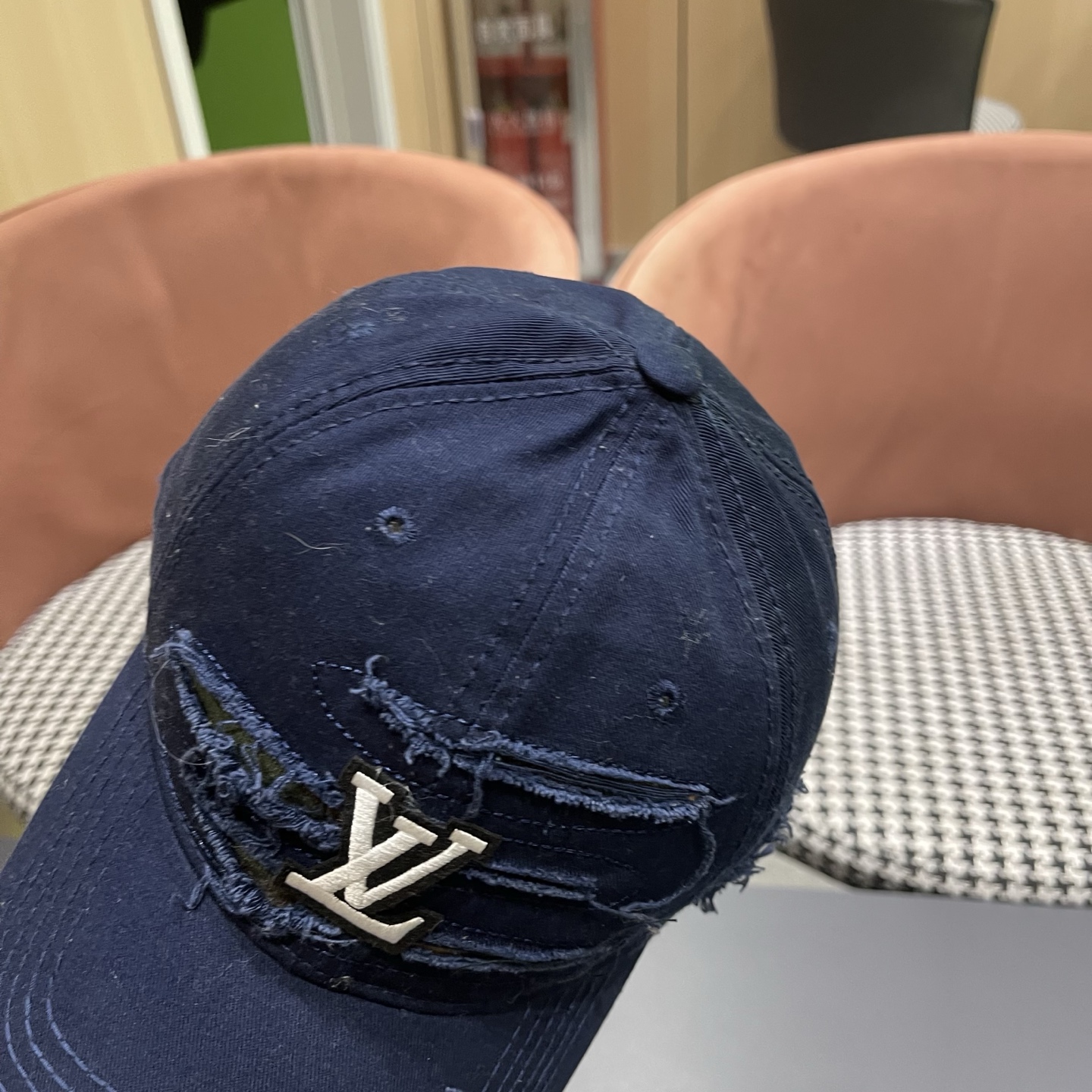 LV路易威登新款🆕破洞棒球帽旅游带它出去美美哒❕ 中古款哟.这种帽子不容易撞款 😬 现货